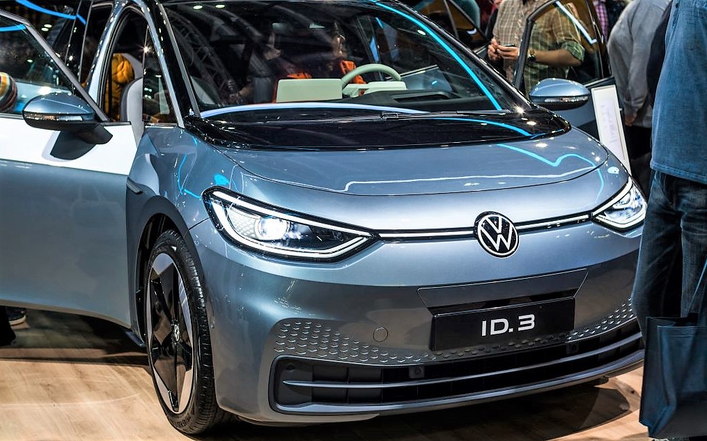 Predaj elektromobilov rastie, Volkswagen znižuje produkciu a prepúšťa